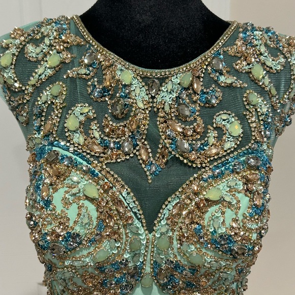 Stunning crystal top. - Picture 1 of 8